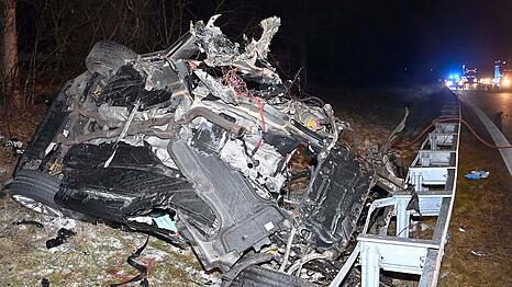 Der Wagen prallte gegen zwei B&auml;ume, der 29 Jahre alte Fahrer kam mit schweren Verletzungen ins Krankenhaus.