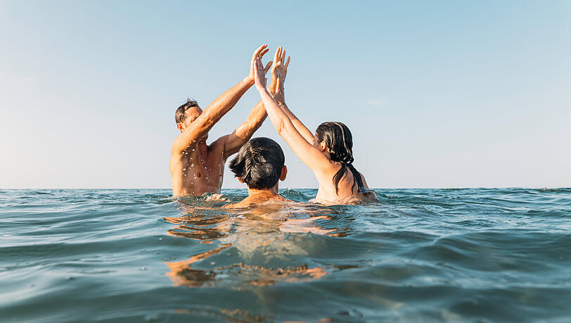 Gemeinsam im Wasser &ndash; ein Moment voller Freude in S&eacute;rignan.
