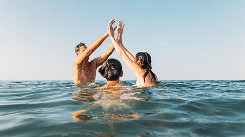 Gemeinsam im Wasser &ndash; ein Moment voller Freude in S&eacute;rignan.