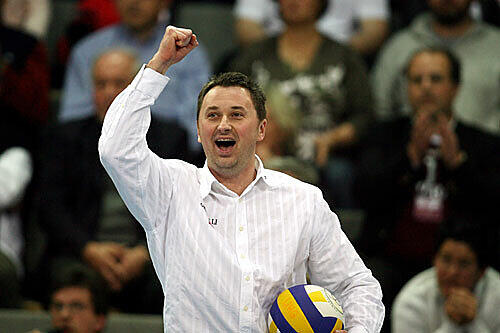 Coach Mihai Paduretu feiert den Heimsieg zum 1:0 der Hachinger Volleyballer in den Playoffs gegen Berlin.