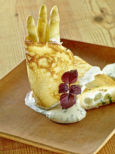 Crepes mit weißem Spargel und Bärlauchcreme.