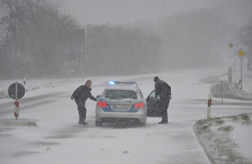 Zu gefährlich: Die Polizei sperrt eine vereiste Straße.