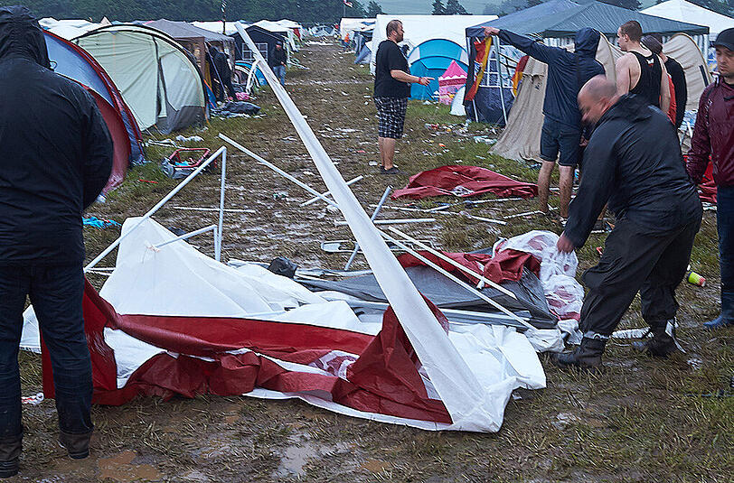 Bei einem Blitzeinschlag auf dem "Rock am Ring"-Festival wurden 51 Menschen verletzt - 15 davon schwer. Zwei Personen mussten reanimiert werden.