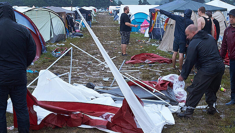 Bei einem Blitzeinschlag auf dem "Rock am Ring"-Festival wurden 51 Menschen verletzt - 15 davon schwer. Zwei Personen mussten reanimiert werden. Bei einem Blitzeinschlag auf dem "Rock am Ring"-Festival wurden 51 Menschen verletzt - 15 davon schwer. Zwei Personen mussten reanimiert werden.