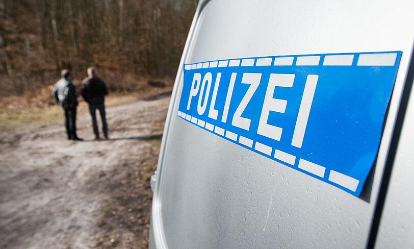 Zwei Polizisten stehen an der illegalen Müllhalde, an der ein totes Baby in einer Plastiktüte gefunden wurde.