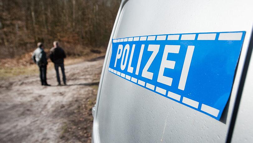 Zwei Polizisten stehen an der illegalen Müllhalde, an der ein totes Baby in einer Plastiktüte gefunden wurde. Zwei Polizisten stehen an der illegalen Müllhalde, an der ein totes Baby in einer Plastiktüte gefunden wurde.