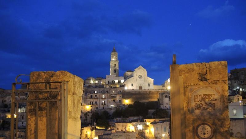 Blick auf die beleuchtete Altstadt von Matera. Blick auf die beleuchtete Altstadt von Matera.