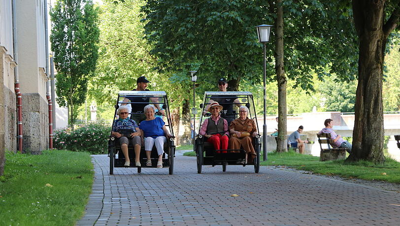 Die Bewohnerinnen des St. Jodok Stifts genießen den Ausflug mit der Rikscha durch die Stadt. Sie haben sich extra schick gemacht, erzählen sie. Angst hätten sie keine. "Heute tauschen wir eben den Rollator gegen eine Rikscha", erzählt eine Dame. Die Bewohnerinnen des St. Jodok Stifts genießen den Ausflug mit der Rikscha durch die Stadt. Sie haben sich extra schick gemacht, erzählen sie. Angst hätten sie keine. "Heute tauschen wir eben den Rollator gegen eine Rikscha", erzählt eine Dame.