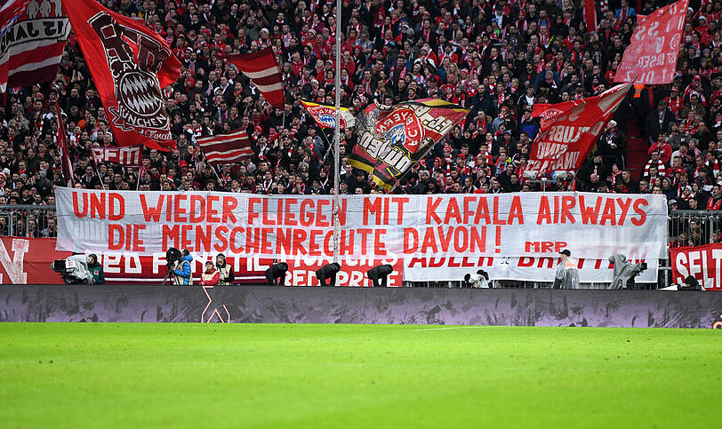 Dezember 2019: Eine Anspielung auf das wenige Wochen später durchgeführte Trainingslager in Katar. "Und wieder fliegen mit Kafala Airways die Menschenrechte davon", steht auf dem Banner geschrieben. Beim sogenannten Kafala-System handelt es sich um eine Ordnung, die Arbeitnehmer komplett abhängig von ihrem Arbeitgeber machen. Kritiker sehen darin eine Art moderne Sklavenhaltung.
