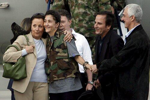 Ingrid Betancourt ist glücklich in den Armen der Familie