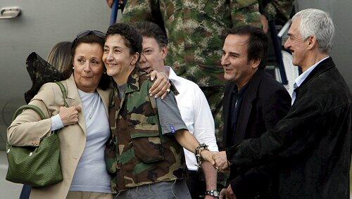 Ingrid Betancourt ist glücklich in den Armen der Familie Ingrid Betancourt ist glücklich in den Armen der Familie