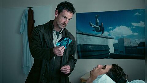 "Tatort: Love is pain": Peter Faber (Jörg Hartmann, l.) fragt den verletzten Tom Heinrich (Roberto Capasso), ob er Mike kennt.