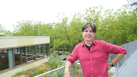 Schulleiter David Hentschel freut sich, mit seinen Schülern bald die Dachterrasse zu nutzen.