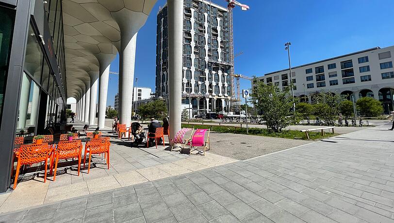 Erste Gastro, ein großes Einkaufszentrum und das Hochhaus noch im Bau: Das ist der zentrale Mahatma-Gandhi-Platz in Freiham heute.