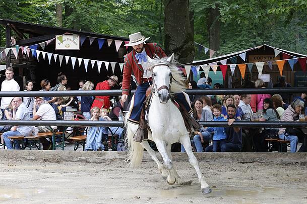Mal mit Pferd, mal mit Lasso: Neben Musik und Kinderprogramm gibt es an beiden Tagen Vorführungen. Mal mit Pferd, mal mit Lasso: Neben Musik und Kinderprogramm gibt es an beiden Tagen Vorführungen.