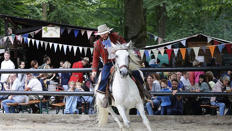 Mal mit Pferd, mal mit Lasso: Neben Musik und Kinderprogramm gibt es an beiden Tagen Vorführungen. Mal mit Pferd, mal mit Lasso: Neben Musik und Kinderprogramm gibt es an beiden Tagen Vorführungen.