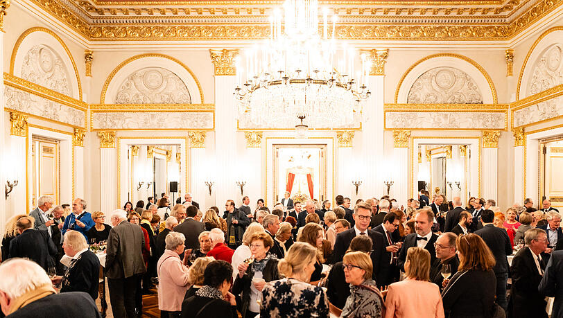Besucher bei einem Empfang nach einem Konzert im Nationaltheater. Besucher bei einem Empfang nach einem Konzert im Nationaltheater.