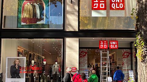 Der Uniqlo Shop in der Leopoldstraße 35. Letzter Schliff: Auch vegane Synthetik-Stoffe gibt es hier, für alle, die auf Tierprodukte ganz verzichten wollen. Die Soufflé-Reihe besteht aus diesem Material.