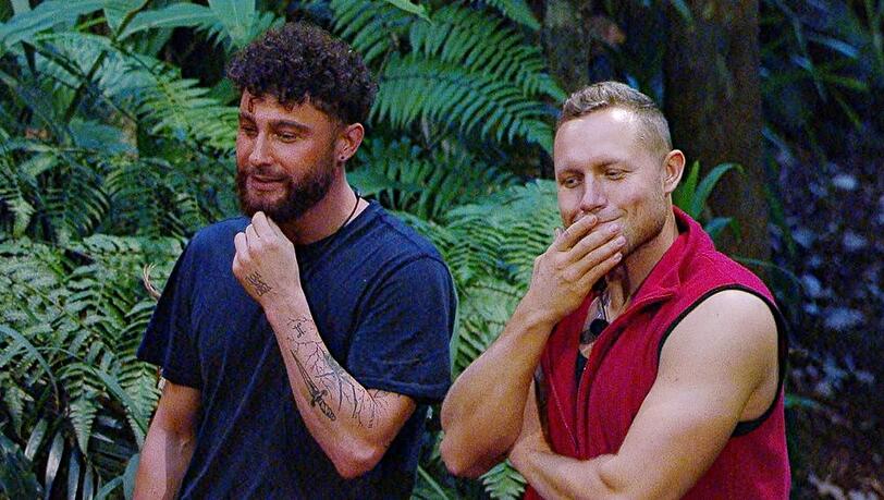 Umut Tekin und Patrick Romer (r.) beichten den anderen ihre Schummelei. Umut Tekin und Patrick Romer (r.) beichten den anderen ihre Schummelei.