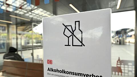 Seit dem 15. Oktober darf bundesweit an allen Bahnh&ouml;fen der Deutschen Bahn kein Alkohol mehr getrunken werden (Archivbild vom 15.10.).
