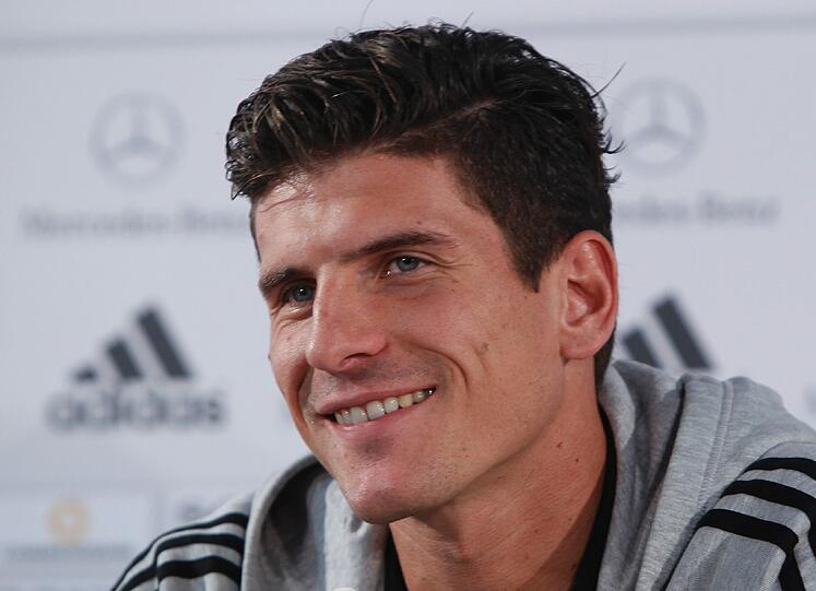 Modische Frisur,aber er will kein Schönling sein: Mario Gomez