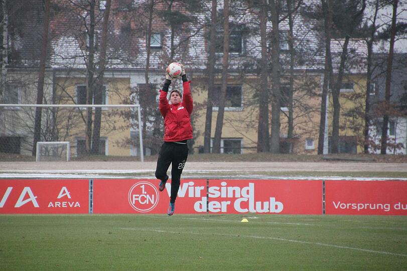 Ersatz-Keeper Patrick Rakovsky trainiert mit Adam Matysek das Abfangen hoher Bälle.