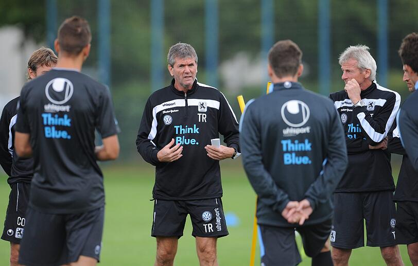 Der neue Cheftrainer Funkel gibt Anweisungen an sein Team.