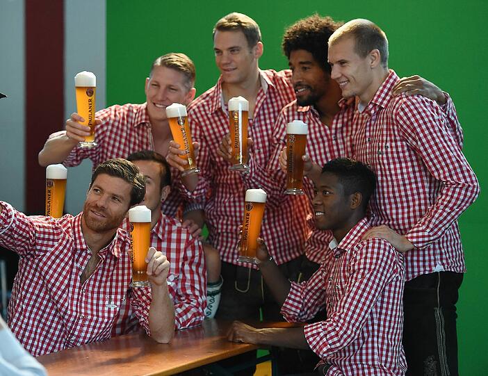 Die Krüge hoch: Morgen ist es endlich soweit: Die Bayern gehen zusammen auf die Wiesn.