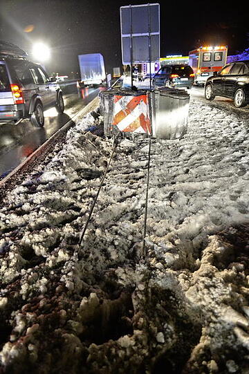 junge Frau prallte mit ihrem Fahrzeug gegen einen Anpralldämpfer.