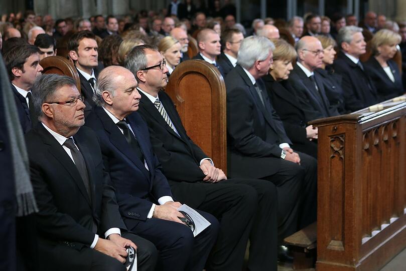 Der französische Staatsminiser Alain Vidalies (l) und der spanische Innenminister Jorge Fernandez Diaz bei der Trauerfeier im Kölner Dom.