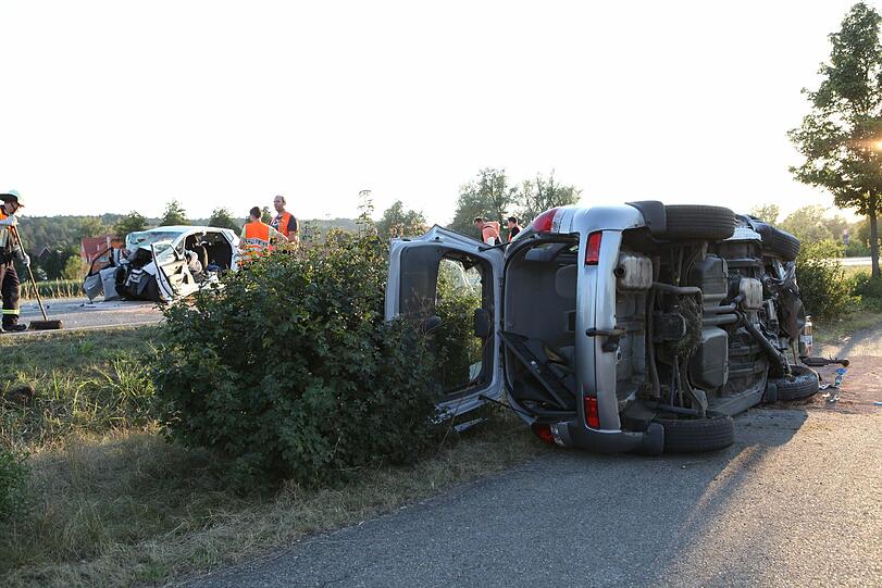 Ein 53-jähriger Autofahrer ist zwischen Wasserfall und Ansbach frontal in den Wagen eines Ehepaars gerast. Die Bilder der Unfallstelle.