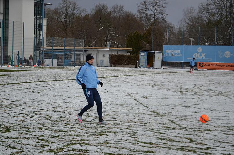 Die Löwen im Schnee: Der TSV 1860 musste am Freitag vor Beginn des Trainingslagers auf weißem - und nicht wie gewohnt auf grünem - Untergrund trainieren.