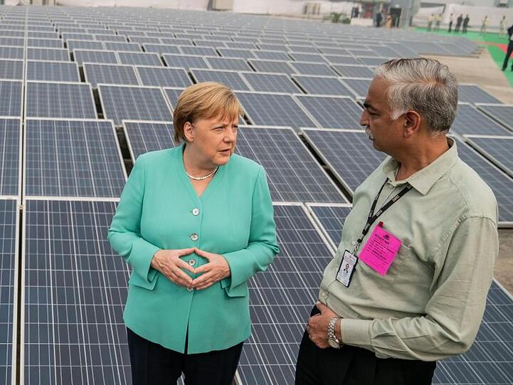 Bundeskanzlerin Angela Merkel (CDU), besichtigt eine mit Solarenergie betriebene Metrostation.
