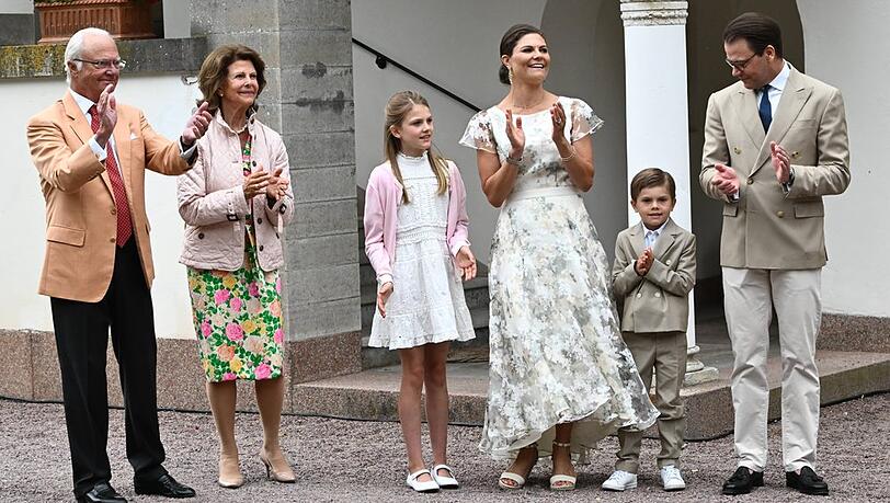 Die schwedische Königsfamilie hat den Ehrentag von Kronprinzessin Victoria (3.v.r.) sichtlich genossen.