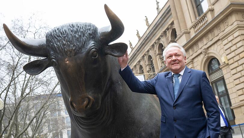 Rheinmetall-Chef Armin Papperger kommt zum Fototermin neben der "Bulle und Bär"-Skulptur vor der Börse in Frankfurt.
