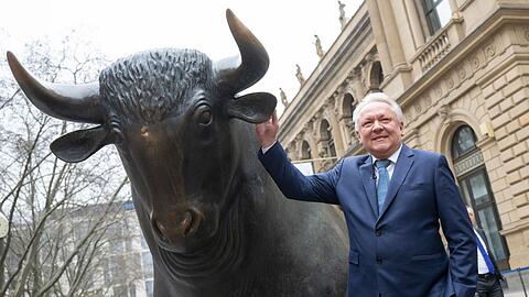 Rheinmetall-Chef Armin Papperger kommt zum Fototermin neben der "Bulle und Bär"-Skulptur vor der Börse in Frankfurt.