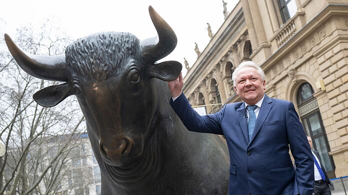 Rheinmetall-Chef Armin Papperger kommt zum Fototermin neben der "Bulle und Bär"-Skulptur vor der Börse in Frankfurt.
