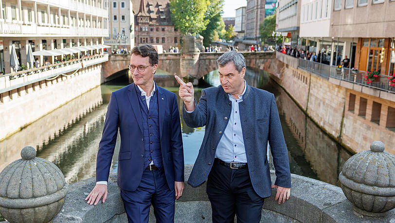 Markus Söder (CSU, r), Ministerpräsident von Bayern, und Hendrik Wüst (CDU), Ministerpräsident von Nordrhein-Westfalen, stehen bei einem Spaziergang durch die Nürnberger Altstadt auf der Fleischbrücke. Markus Söder (CSU, r), Ministerpräsident von Bayern, und Hendrik Wüst (CDU), Ministerpräsident von Nordrhein-Westfalen, stehen bei einem Spaziergang durch die Nürnberger Altstadt auf der Fleischbrücke.