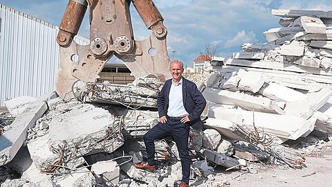 Rumms! Das erste kleinere Gebäude am Kirschgelände ist gefallen. Mittendrin: der Bauprojektentwickler Wolfgang Bogner. Er will auf der zwölf Hektar großen Betonwüste, auf der noch flache Lagerhallen stehen, 1300 klimaneutrale Wohnungen bauen.