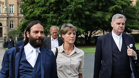 Christina Block kommt am zweiten Prozesstag mit ihren Verteidigern zum Landgericht.