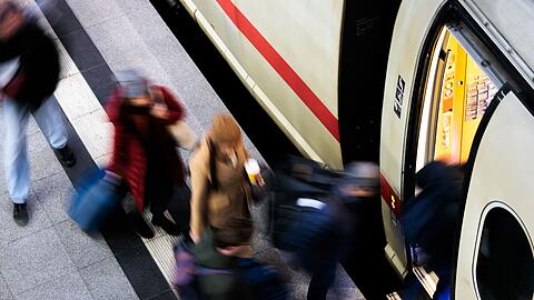 Die Tarifeinigung von Bahn und GDL bedeutet auch: Keine Warnstreiks in diesem und dem kommenden Jahr auf der Schiene. (Archivbild)