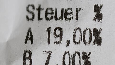 Aktuell liegt die Mehrwertsteuer f&uuml;r die meisten Produkte bei 19 Prozent. (Archivbild)