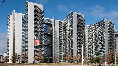Nach jahrelangem Leerstand gibt es neue Pl&auml;ne f&uuml;r die Ten Towers am Leuchtenbergring: Vier der Hochh&auml;user sollen f&uuml;r Wohnungen umgenutzt werden.