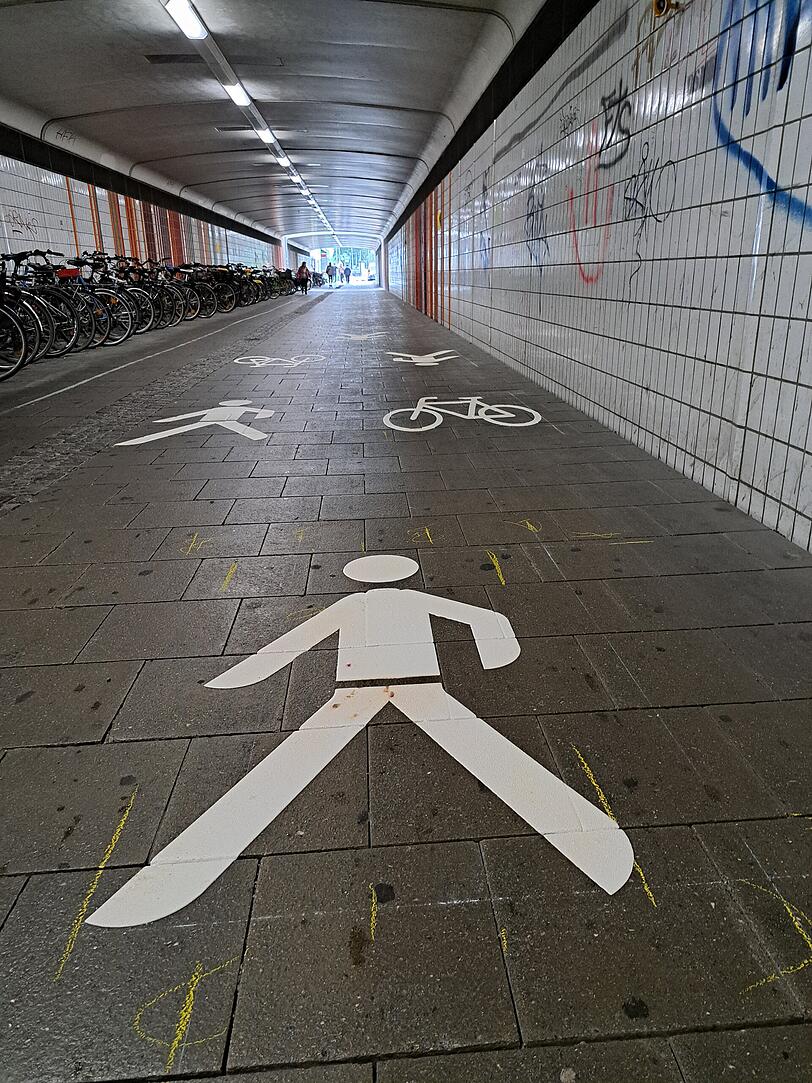 Neue Fußgängerpiktogramme in der Laimer Unterführung. Neue Fußgängerpiktogramme in der Laimer Unterführung.