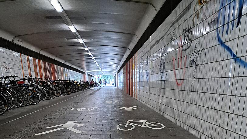 Neue Fu&szlig;g&auml;ngerpiktogramme in der Laimer Unterf&uuml;hrung.