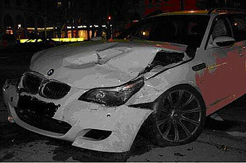 Der fährt erstmal nicht mehr: Den weißen 5er BMW hat es ganz schön zusmammen gedrückt