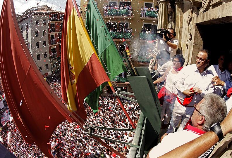 Das legendäre Stierlaufen in Pamplona ist eröffnet. Die verrücktesten Bilder des Eröffnungstages.