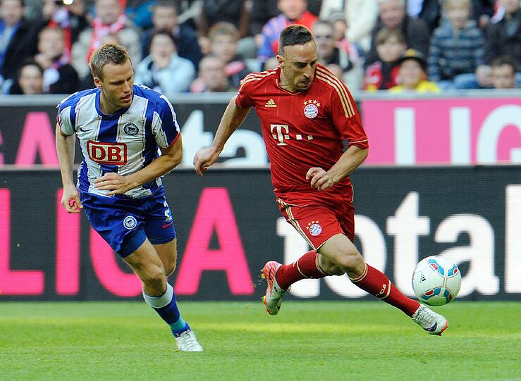 Franck Ribéry im Spiel gegen Hertha BSC. Links im Bild Christian Lell, der Ex-Bayern-Spieler.