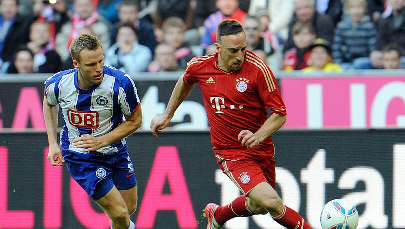 Franck Ribéry im Spiel gegen Hertha BSC. Links im Bild Christian Lell, der Ex-Bayern-Spieler. Franck Ribéry im Spiel gegen Hertha BSC. Links im Bild Christian Lell, der Ex-Bayern-Spieler.