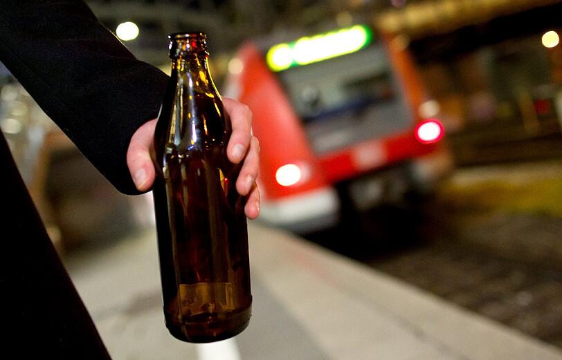Verrückt: Über die Social Media-Plattform Facebook haben sich rund 1.600 Menschen vor der Einführung des Alkoholverbots in der S-Bahn zu einem "Abschiedstrinken" verabredet.